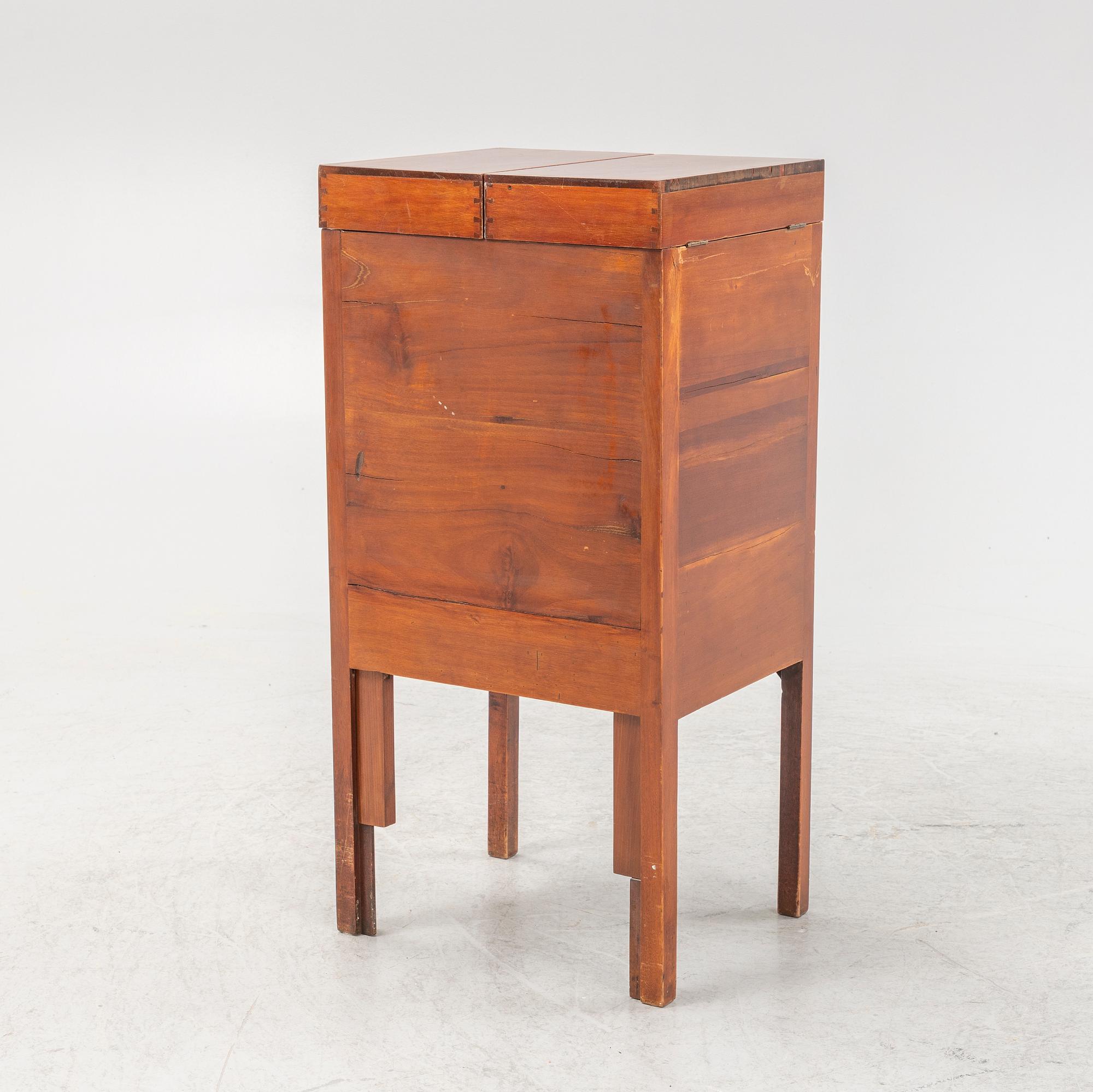 Toilette furniture, circa 1800.