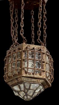 TAKLAMPA / LYKTA, metall och glas, tidigt 1900-tal. H ca 27 exkl hänganordning.