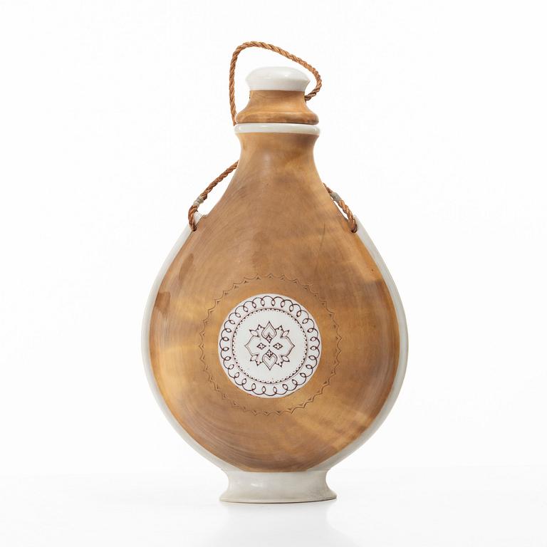 Anders Sunna, a salt bottle.
