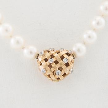 Ole Lynggaard, Halsband av odlade pärlor, lås med nyckelfunktion av 18K guld och diamanter design Charlotte Lynggaard.