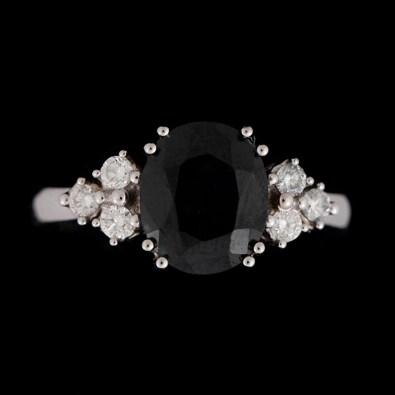 RING, 18k vitguld med svart safir 3,84ct och diamanter tot 0,21ct. Vikt ca 6,73 gram.
