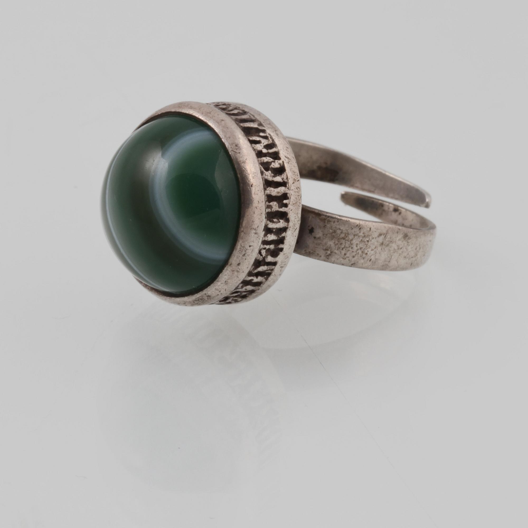 COLLIER SAMT RING, silver med cabochonslipad agat samt krysopras. Vikt 39,8 gram.