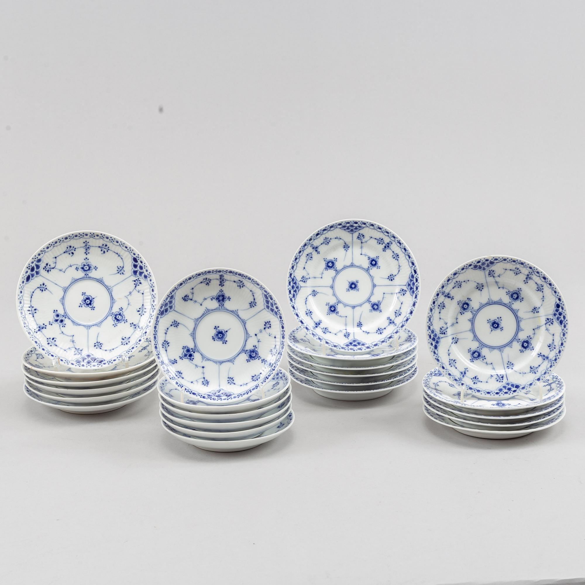Royal Copenhagen, mat- samt kaffeservis, 85 delar, porslin. "Musselmalet", Danmark, 1900-tal.