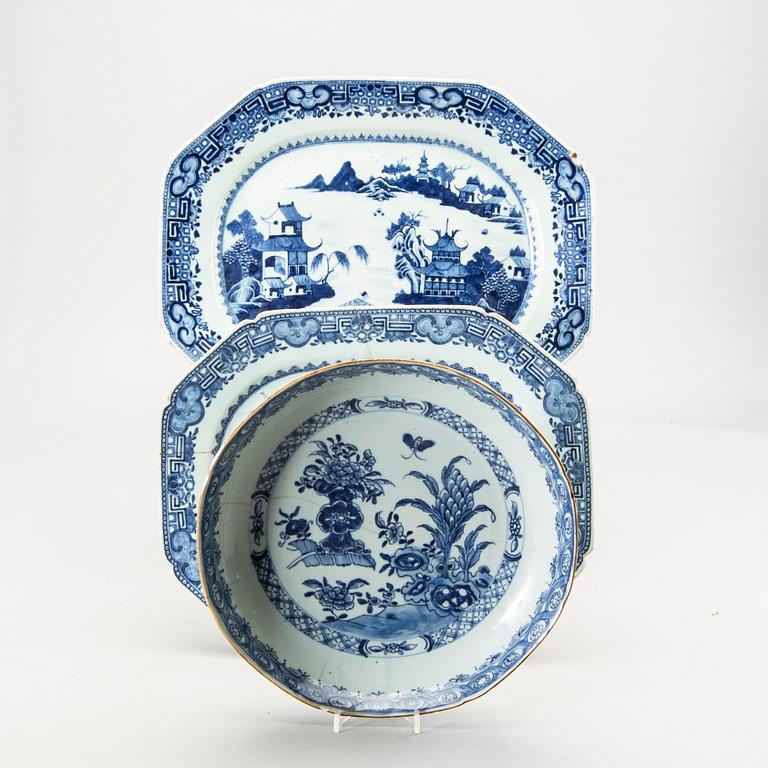 A Chinese set of one bowl and two plates Qianlong porcelain.