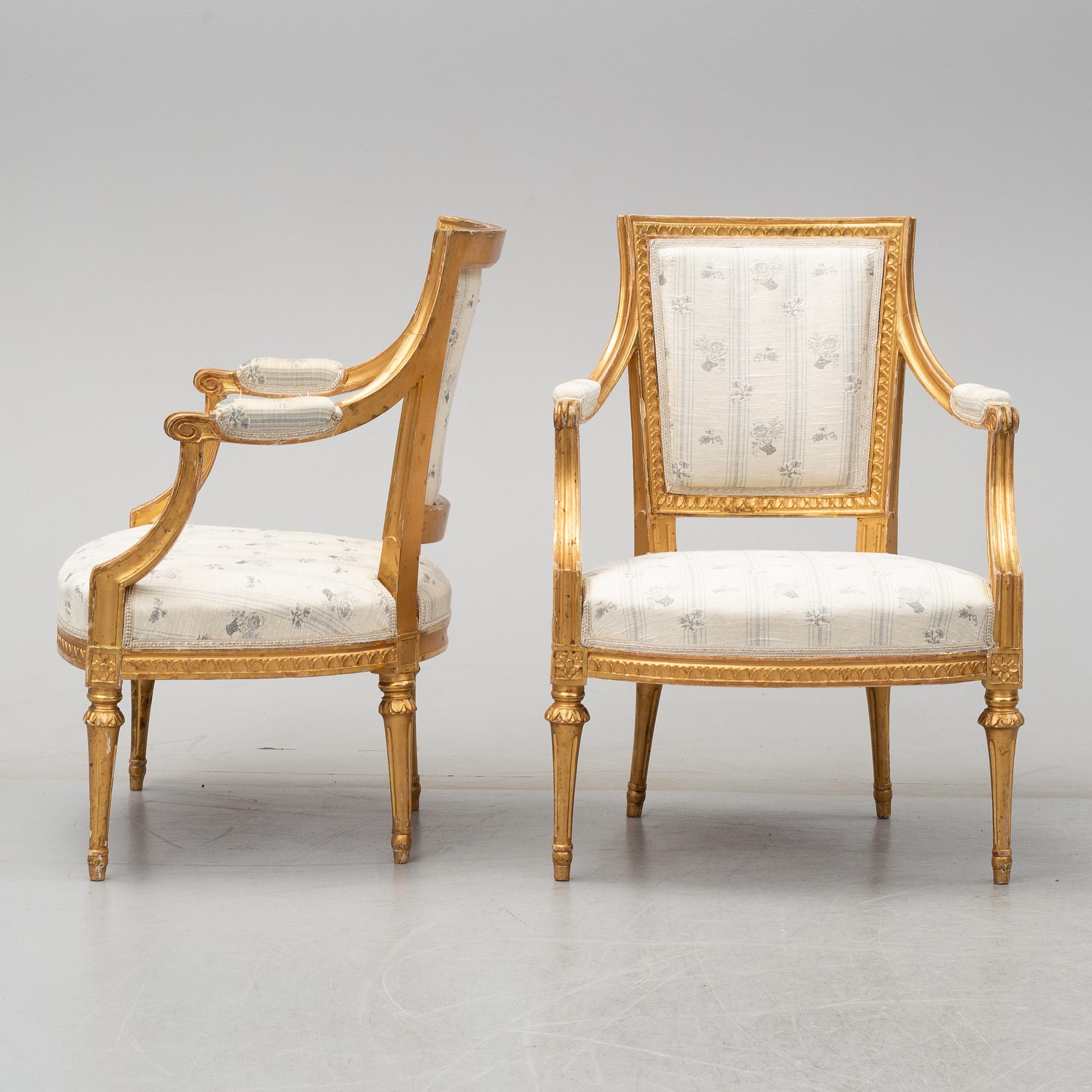 KARMSTOLAR, två stycken snarlika, en av Joseph Ruste (mästare i Stockholm 1772-1792), gustavianska.