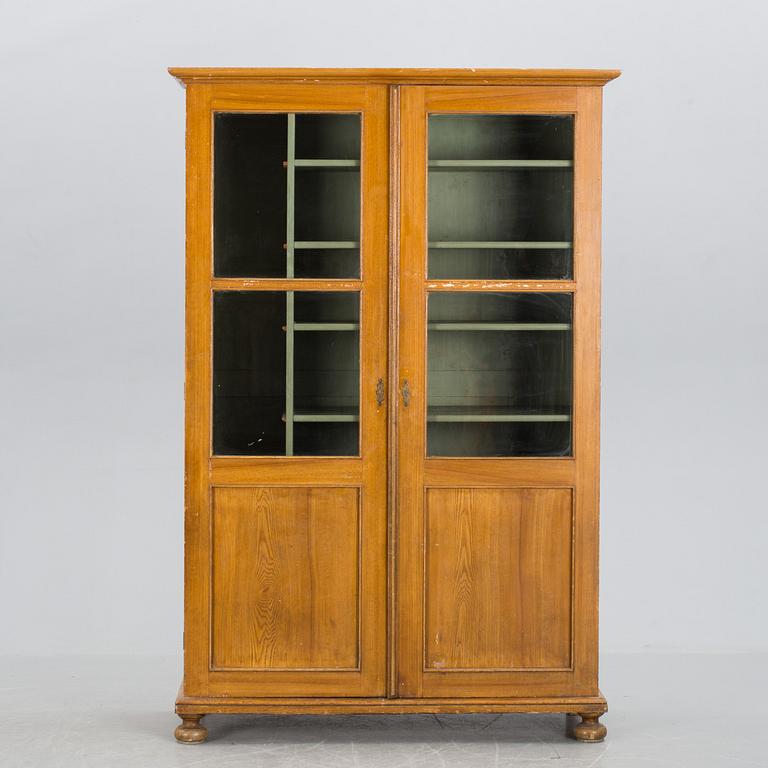 VITRINSKÅP, omkring sekelskiftet 1800/1900.