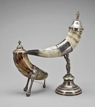DRYCKESHORN, ett par, nysilver och horn, 1800/1900-tal.