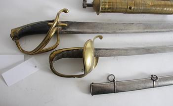 SABLAR, 2 st, FLINTLÅSPISTOL och KRUTKVARN.