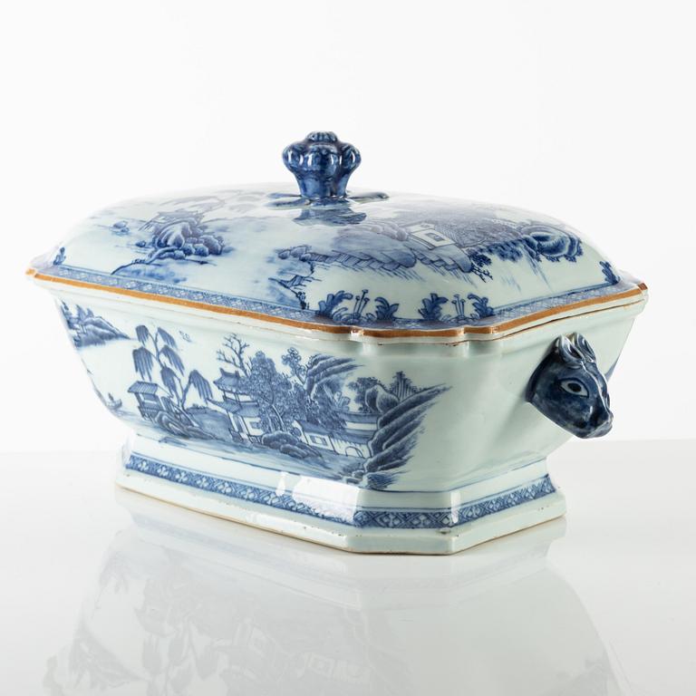 A Chinese export blue and white tureen with cover, Qing dynasty, Qianlong (1736-95).