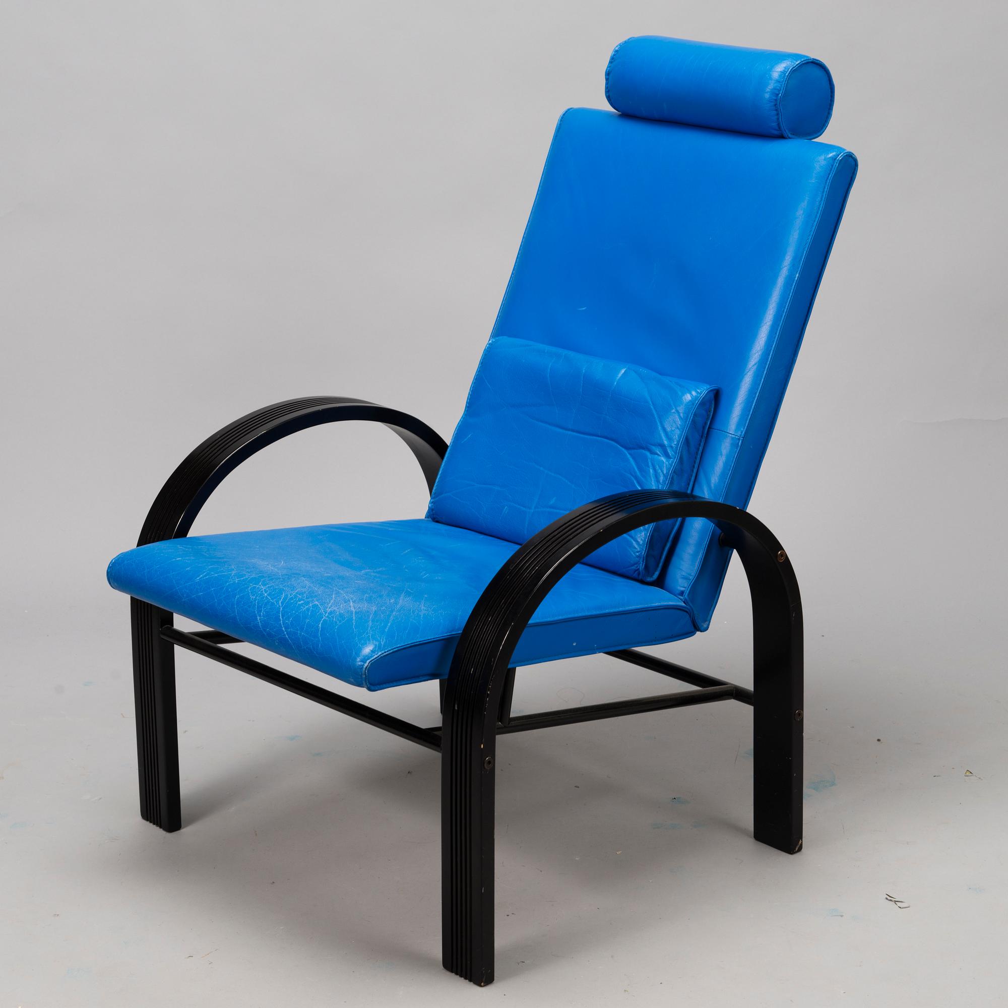 A 1980s lounge chair.