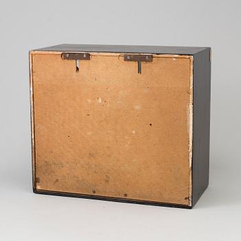 KRYDDHYLLA MED GLASLÅDOR, "Reda" 1900-talets mitt.
