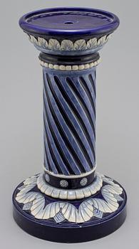 YTTERFODER på PIEDESTAL, majolica, Frankrike, 1900-tal.