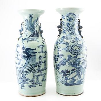A pair of large Chinese vases, late Qing dynasty/early 20th century.