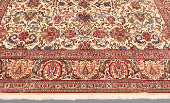 A CARPET, Tabriz, ca 398 x 287 cm.