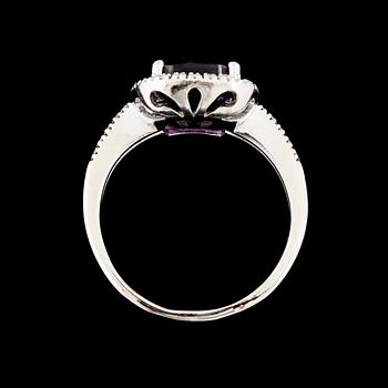 RING, 14K vitguld med checkerslipad ametist samt små briljantslipade diamanter. Vikt 3,6 g.