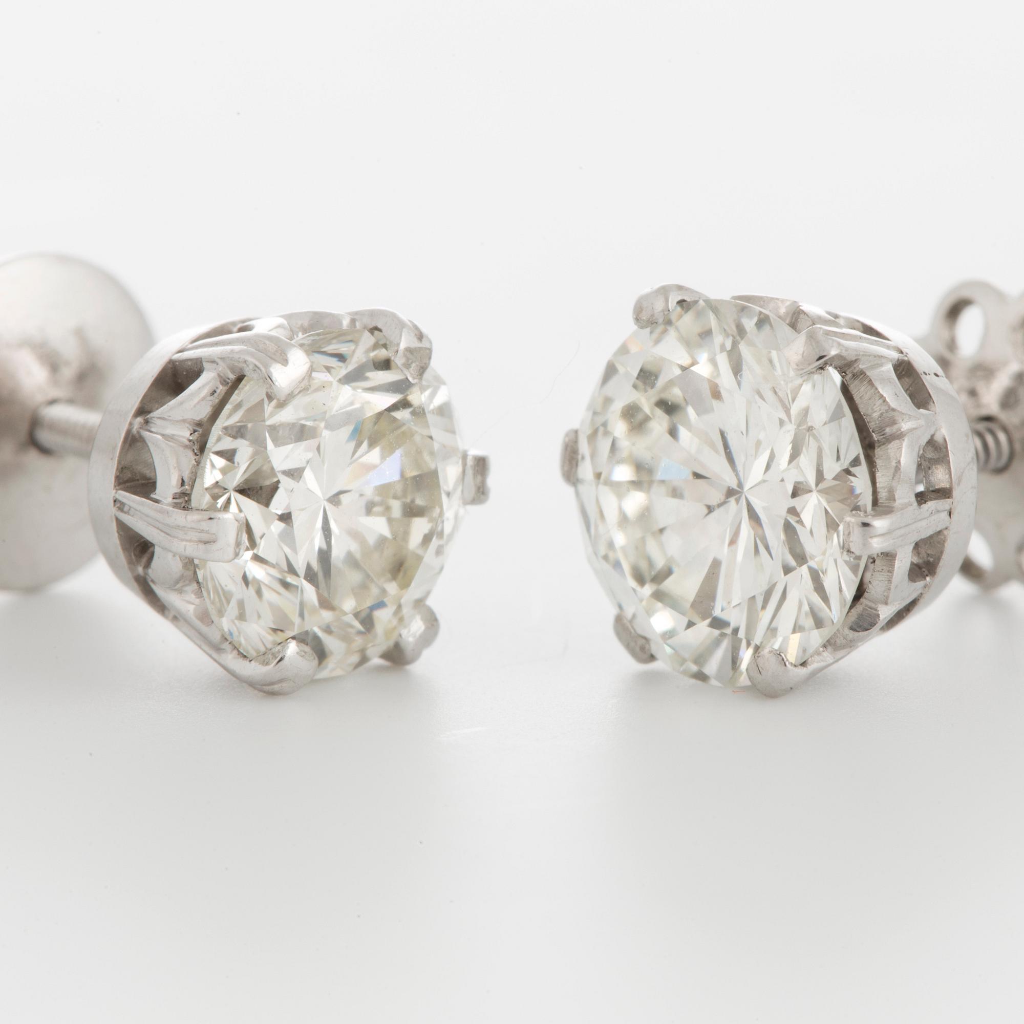 DIAMOND STUD EARRINGS.