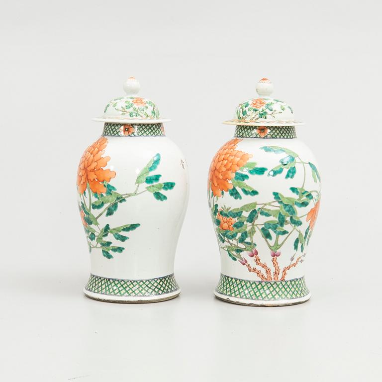 Lock urns, a pair, porcelain, China, 20th century.