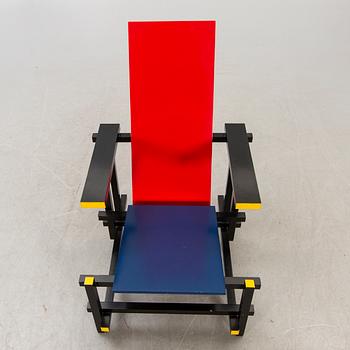 Gerrit Rietveld, efter  karmstol "Red/blue chair" Cassina numrerad 1688.