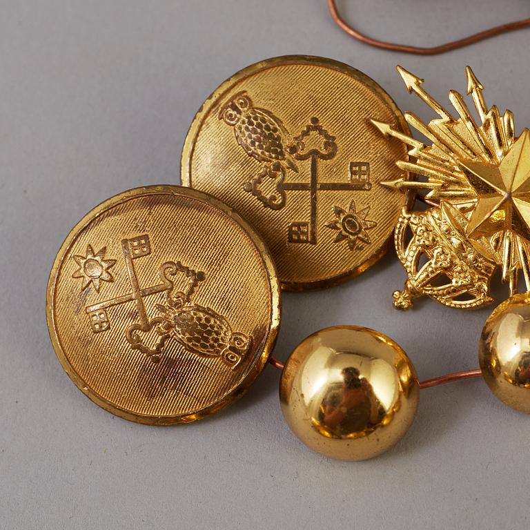 UNIFORMSKNAPPAR, 47 st, förgylld mässing, Sporrong, ca 1900.