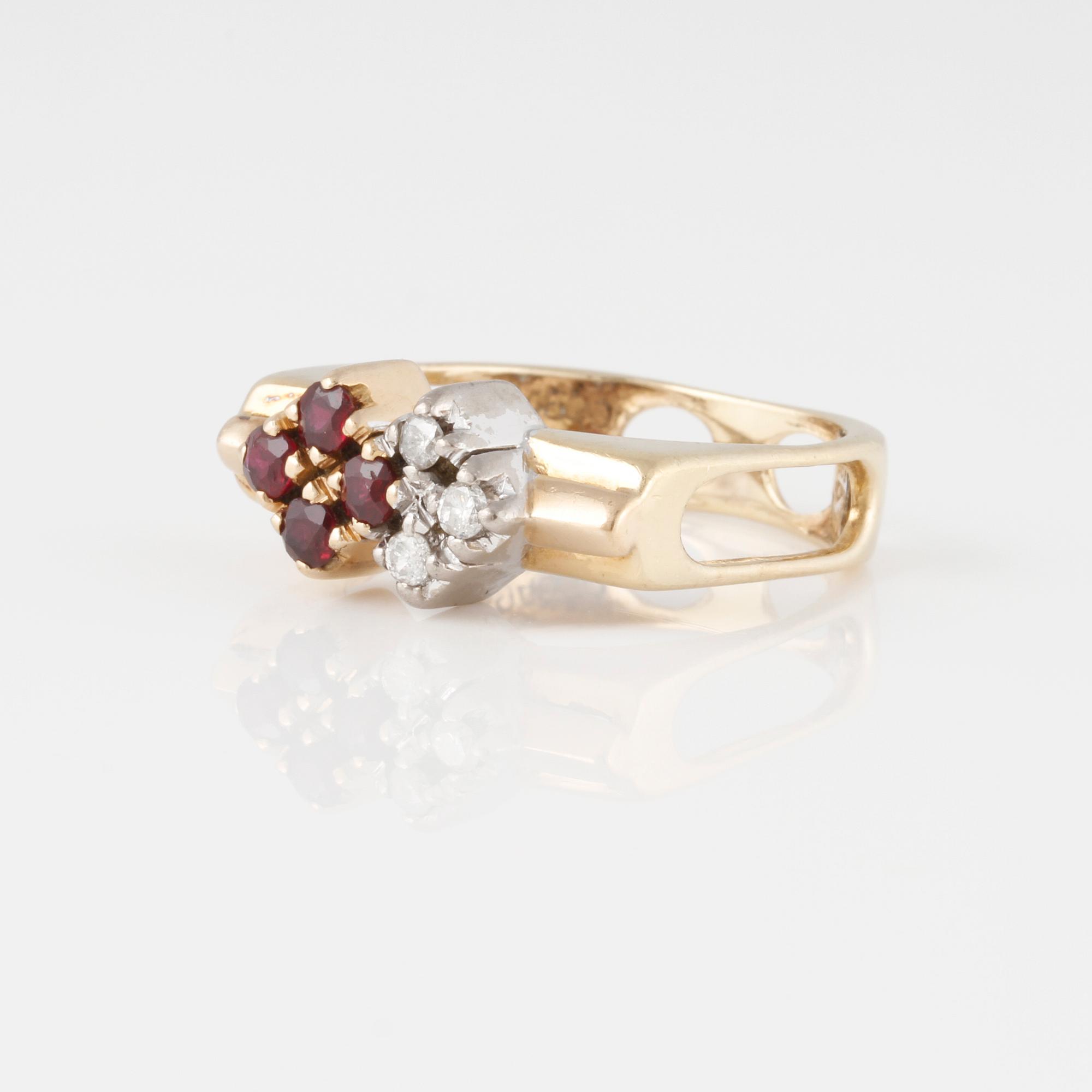 RING, med fasettslipade rubiner samt briljantslipade diamanter.