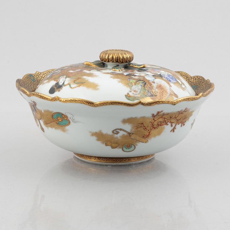 A Japanese porcelain tureen with cover and a lacquer box with cover, early 20th century.