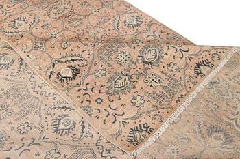 An Ushak carpet, c. 288 x 206 cm.