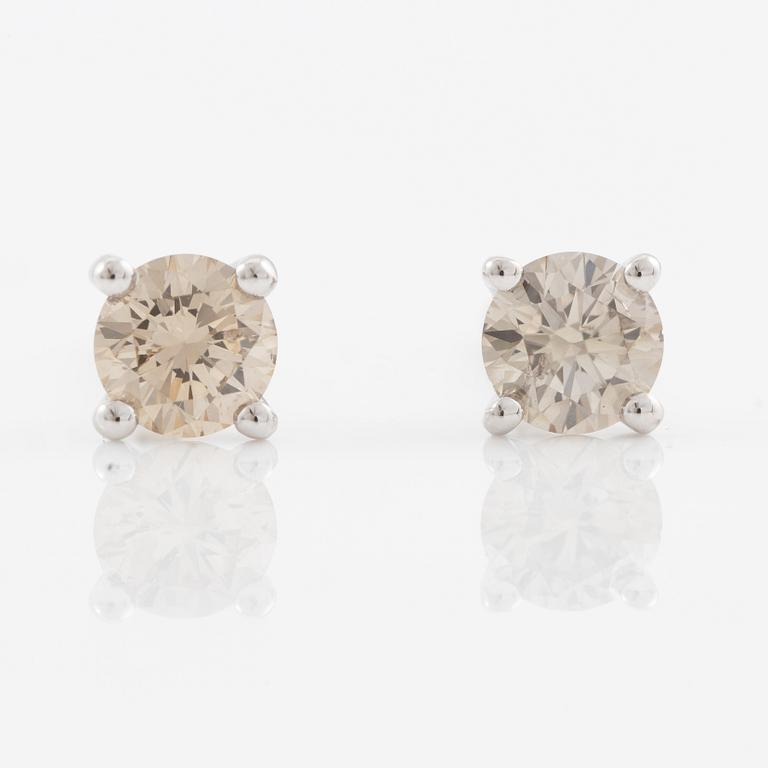 Earrings 14K white gold with brown brilliant-cut diamonds.