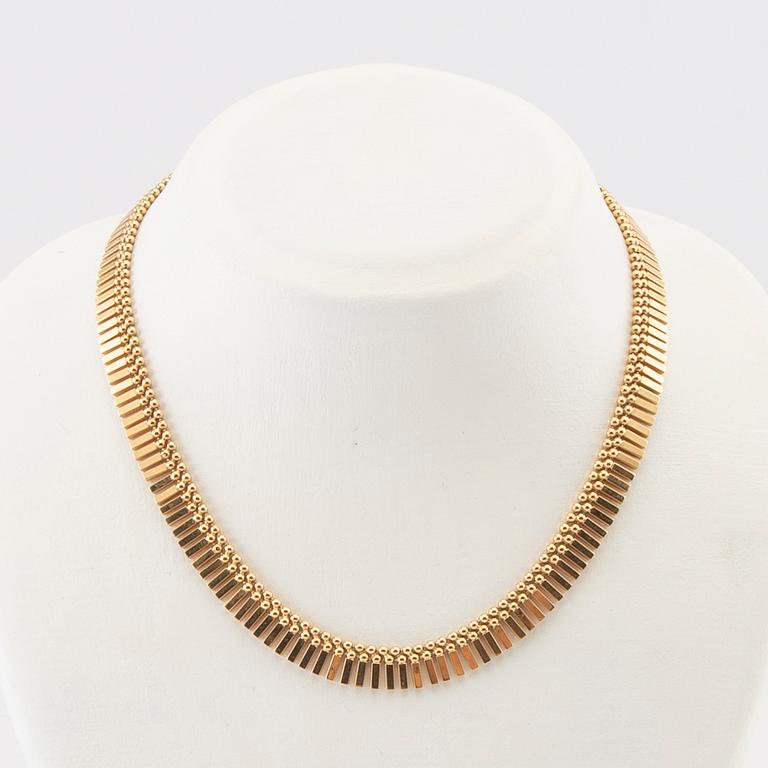 An 18K gold necklace by Unoaerre Italy.