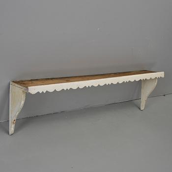 VÄGGHYLLA, omkring år 1900.