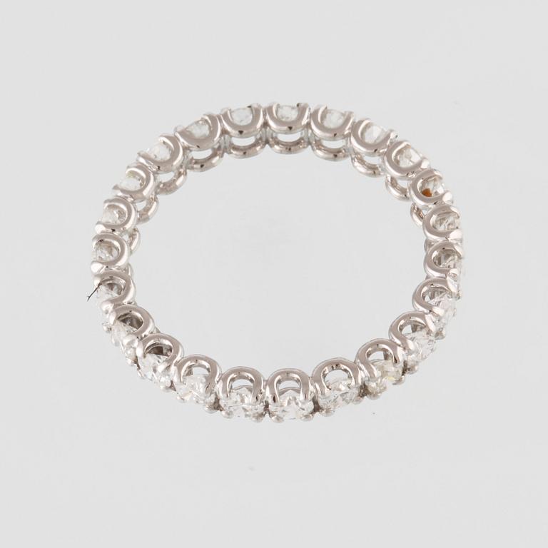 RING, 18K guld med briljantslipade diamanter ca 1.93 ct. Vikt 2,8 gram.