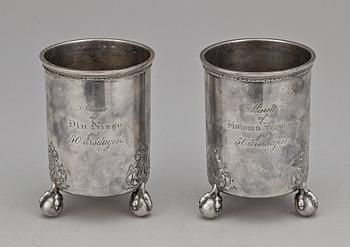 BÄGARE, ett par, silver, Carl Fredrik Carlman, Stcokholm 1899. Tot vikt ca 425 g.