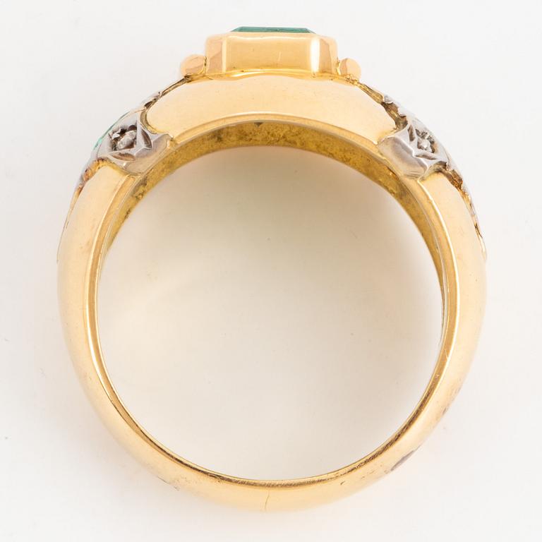 RING, med smaragder samt diamanter.