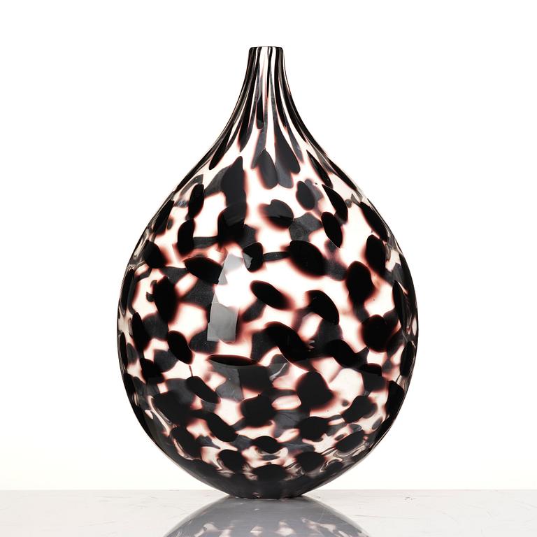 Ann Wåhlström, a unique glass vase 'Spots I', Tacoma glass studio, Seattle, USA 2015.