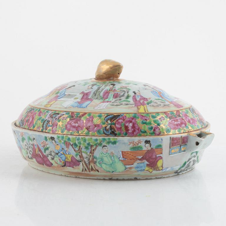 A rose medallion porcelain heating dish with cover, Kanton, China, Qing dynasty, 19th century.