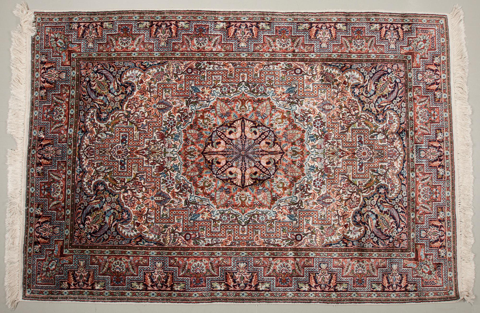 MATTA, silke. Ca 184x124 cm.