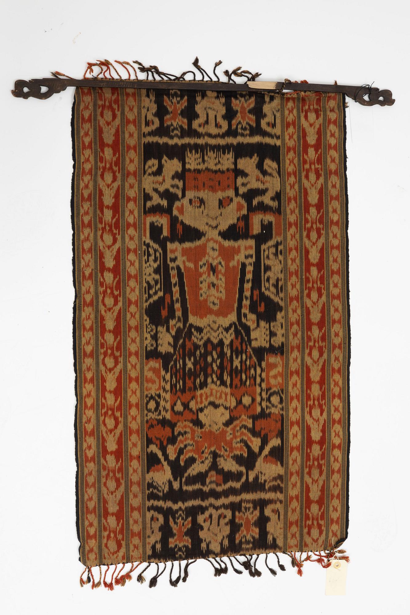 A semi-antique Sumba Ikat Hinggi, Indonesia. Ca 98 x 57 cm.