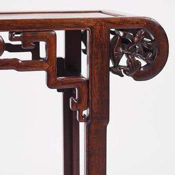 Altarbord, hardwood. Sen Qingdynasti.