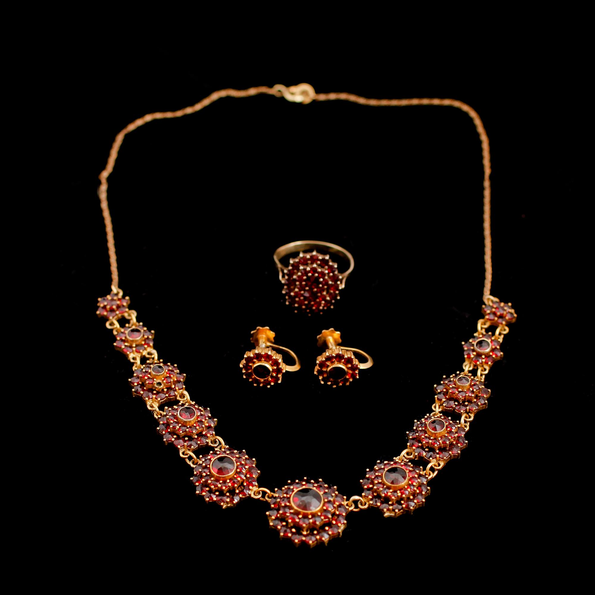 HALSBAND, RING SAMT ÖRHÄNGEN, 1 par, infattade med granater, 1900-talets mitt.