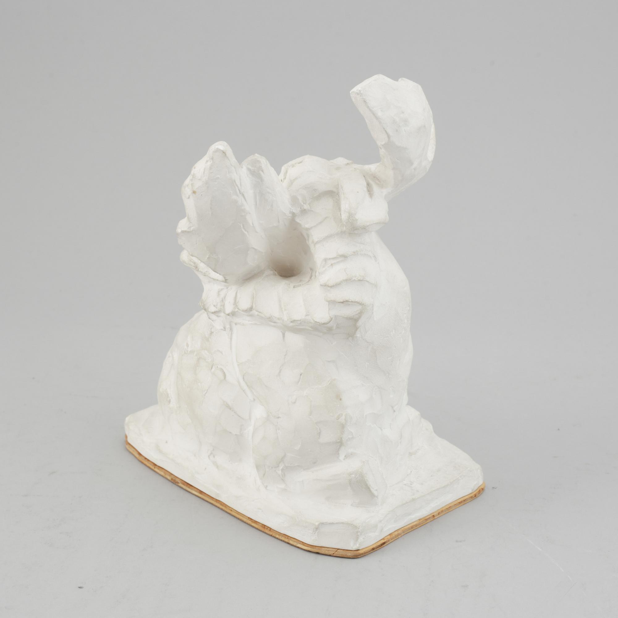 JUSSI MÄNTYNEN, Skulptur, gips. Sign. H:22 cm, L: 20 cm.