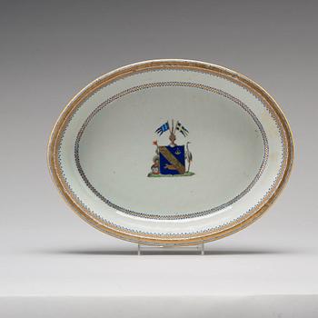 SKÅLFAT samt EQUELLE med LOCK, vapenporslin, Qingdynastin, Jiaqing 1796-1820.