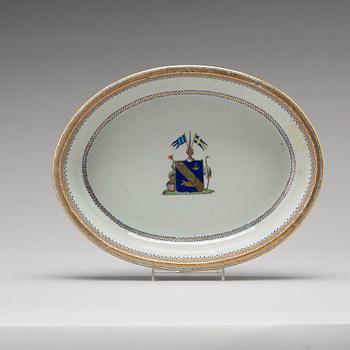 An armorial equelle with cover and a serving dish, Qing dynasty, Jiaqing (1796-1820).