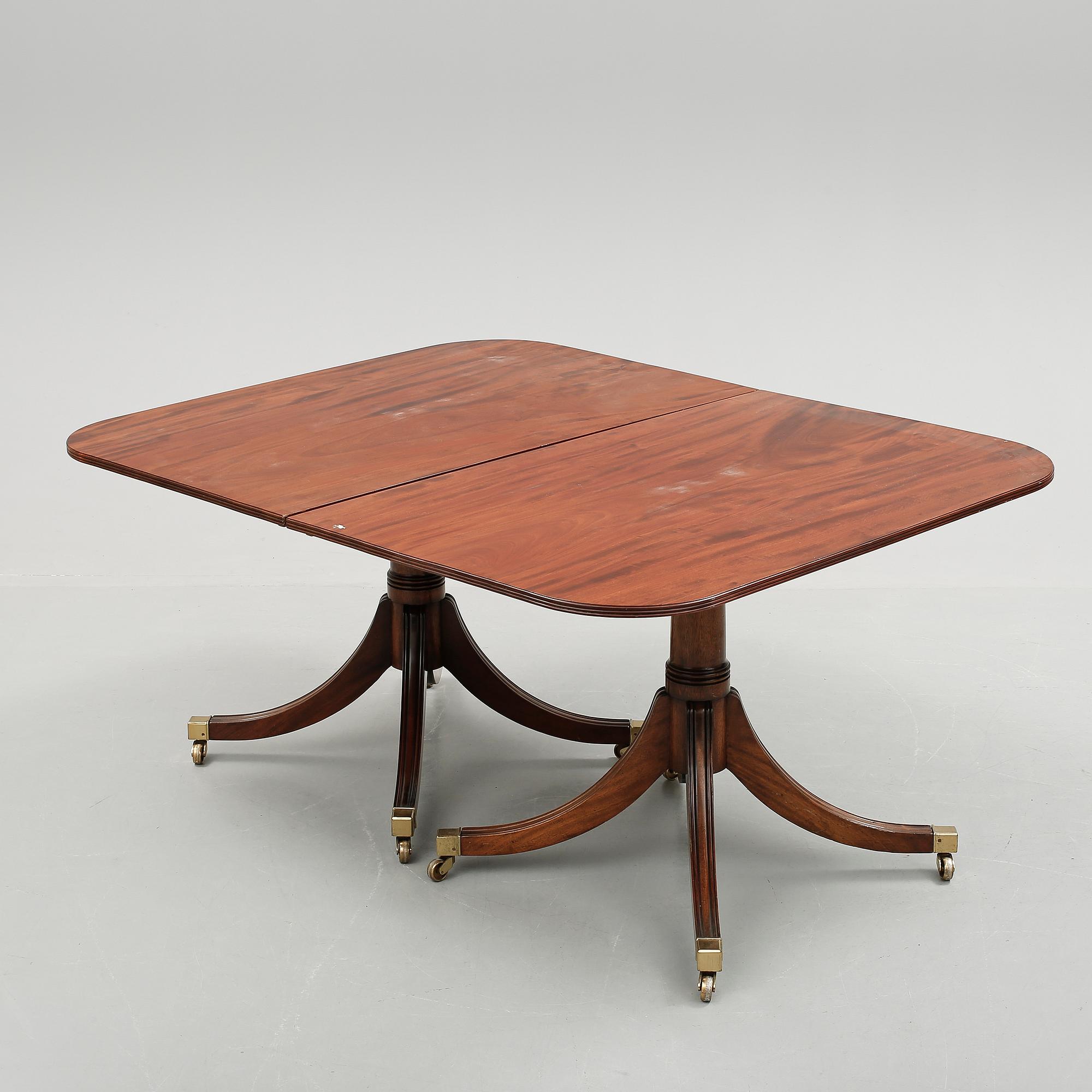 BORD + 1 iläggsskiva, mahogny, England, 1900-tal.