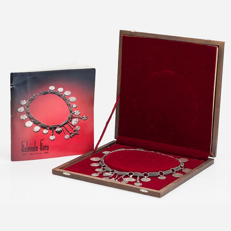 Kalevala Koru, jubileumscollier, Kalevalaepos 150 år, sterlingsilver, Helsingfors 1984.