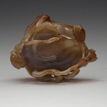 A carved agathe brush washer, Qing dynasty (1644-1912).