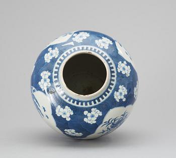 BOJAN, porslin. Sen Qing dynastin, Kangxi-stil med Kangxis fyra karaktärers märke.