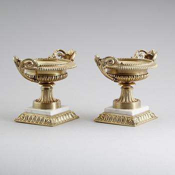 URNOR, 1 par, marmor och mässing, Frankrike, 1800-talets mitt.