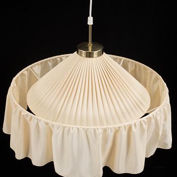 JOSEF FRANK, TAKLAMPA, modell 2560, Firma Svenskt Tenn, 1900-talets andra hälft. Höjd ca 31 cm.