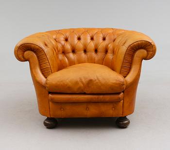 FÅTÖLJ, Chesterfield-modell, 1900-talets andra hälft.