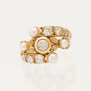 Ring in 18K gold with old-cut diamonds and cultured pearls.