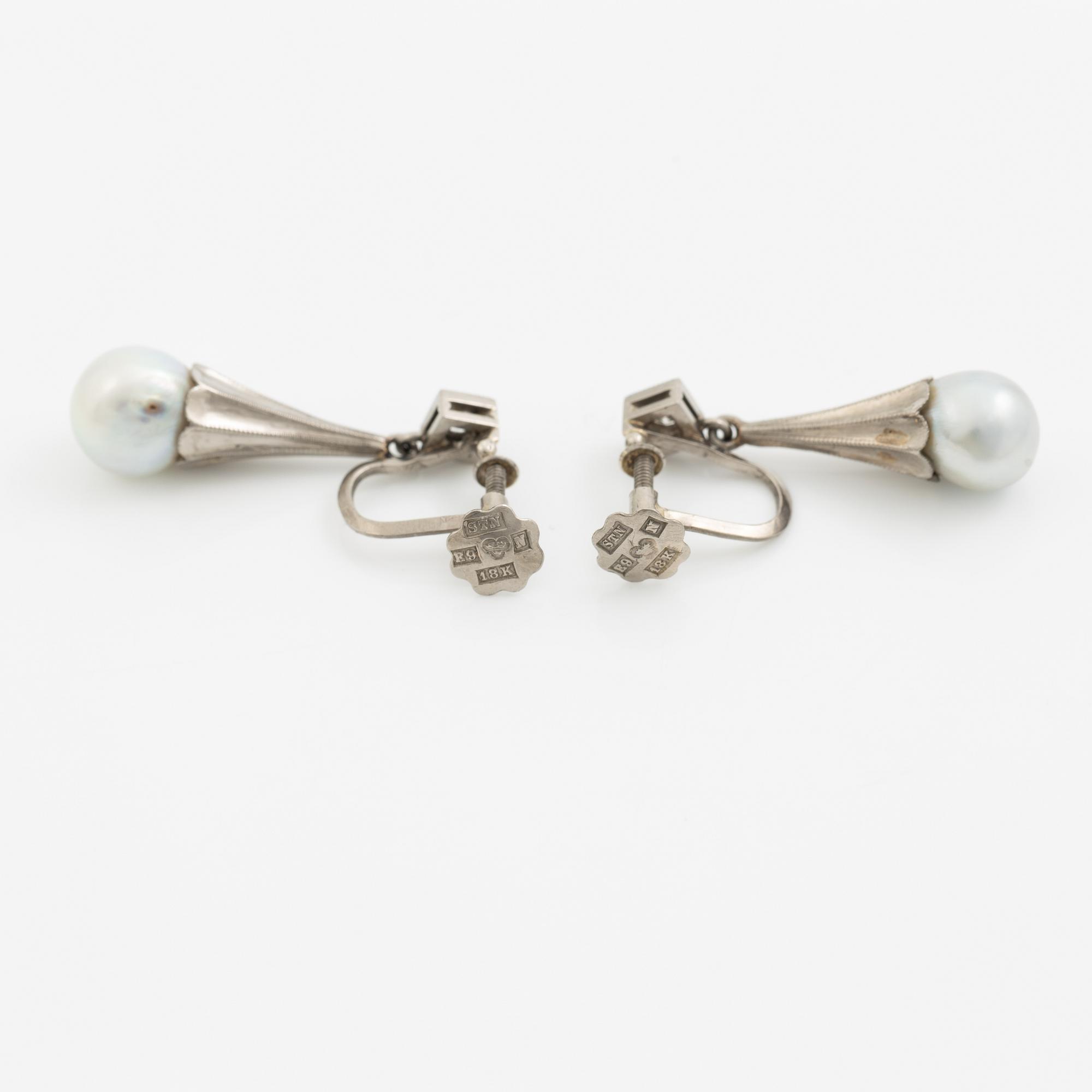 A pair of earrings in 18K white gold with cultured pearls and round brilliant-cut diamonds.